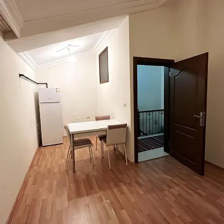 Loft With A Private Bath And A Dining + Shared Kitchen شقة