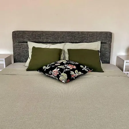 Loft With A Private Bath And A Dining + Shared Kitchen شقة