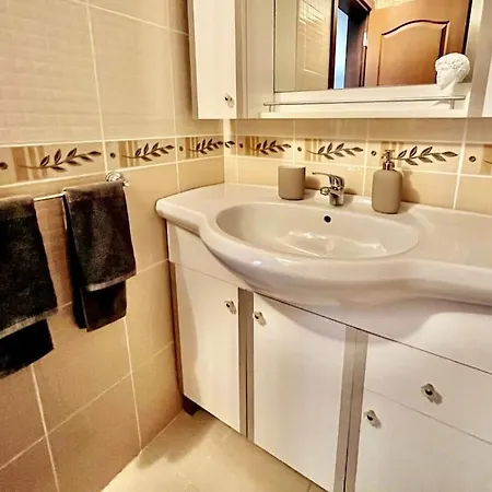 Apartman Loft With A Private Bath And A Dining + Shared Kitchen