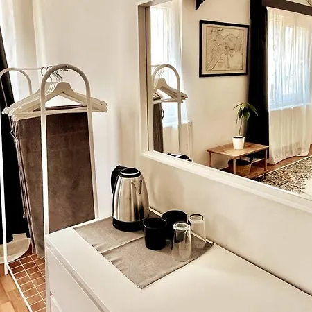 Loft With A Private Bath And A Dining + Shared Kitchen Lägenhet